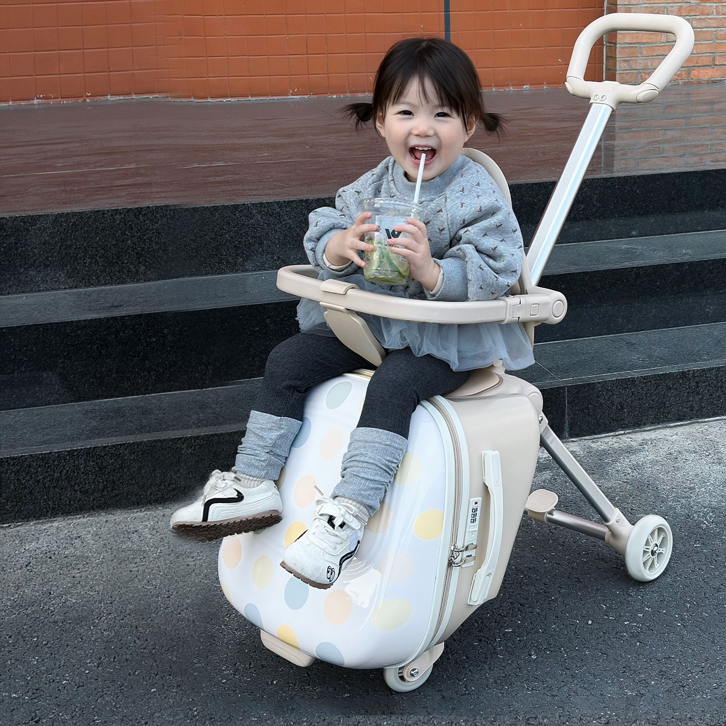 Baby Nursery Trolley - Bunnyfly Çocuk Valizi Bebekin Üzerinde Sürülüp